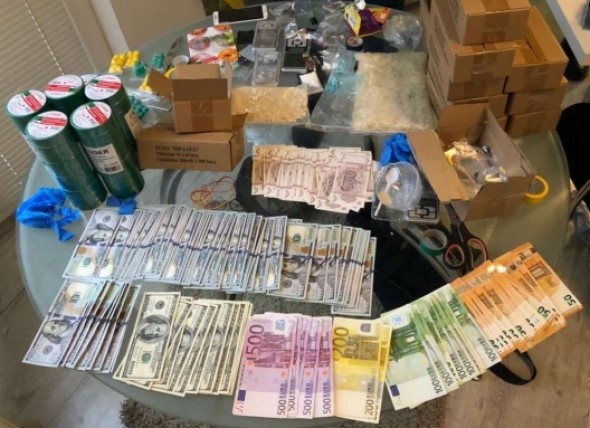 FOTO/VIDEO: Droguri în valoare de 8 milioane de lei ridicate de ofițerii de investigații. Erau comercializate prin Telegram